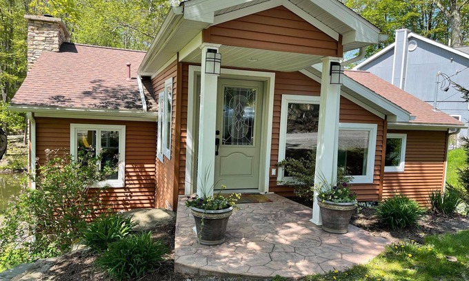 Montrose House | Exclusive Quiet Lake House Retreat Near Elk Mountain