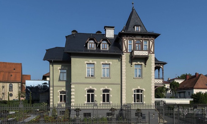 Traunstein Villa | Exclusive vacation apartment (up to 6 persons) "ZEITREISE 1891"