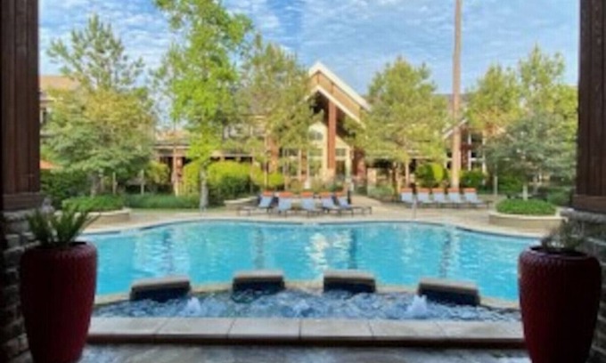Grogan's Mill Apartment | Executive 1 bedroom /1 bath Condo in The Woodland