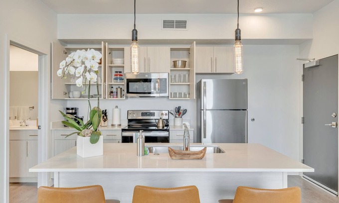 People's Freeway Apartment | Executive 1BR/1BA CoWorking Dream Space