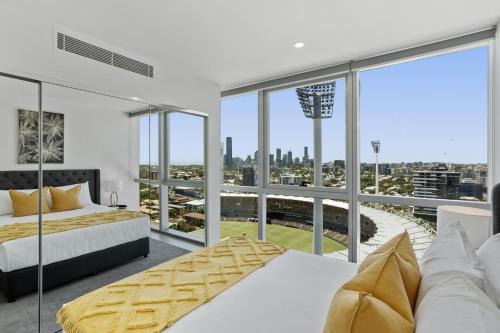 Woolloongabba Apartment | Executive 2-Bed with Stadium View, Great Amenities