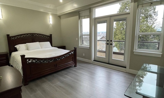 Surrey House | Executive 2 bedroom suite with panoramic views + Kitchen + near Surrey Central