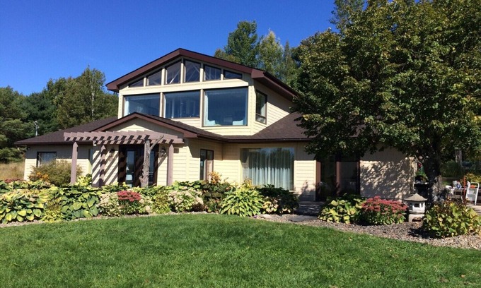 Keswick Ridge House | Executive 4 bedroom 3,000 sq ft home, outdoor patio & gardens