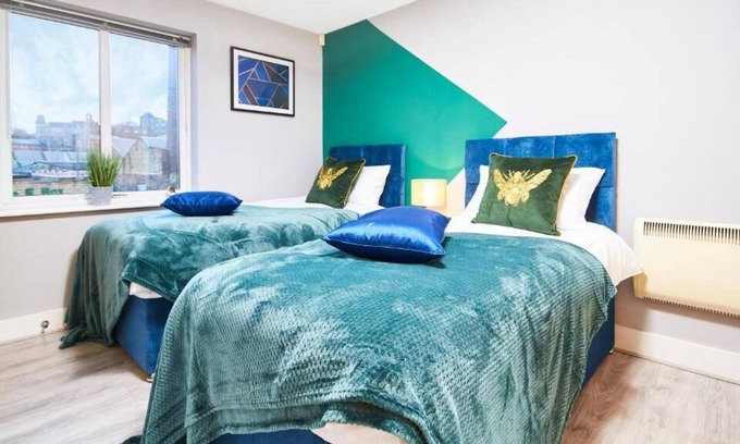 Healey Lane Condo | Executive Apartment -Sleeps 6 - Parking - Location