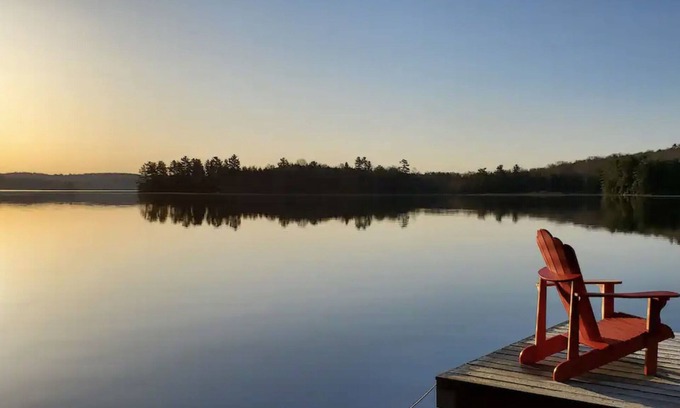 Baysville Cottage | Executive Lake Front Cottage with Hot tub