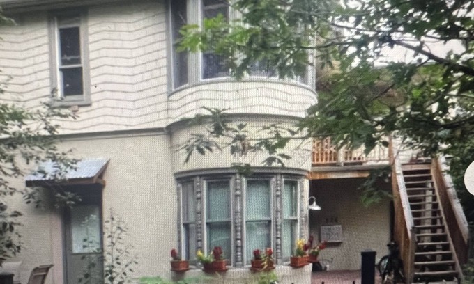 Downtown Apartment | Executive monthly rental. Newly remodeled Victorian gem on West Pearl Street.