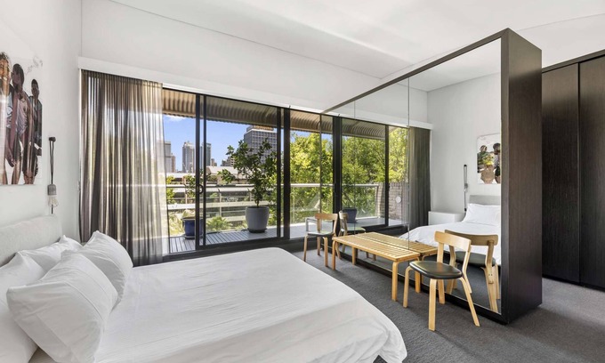 Darlinghurst Apartment | Executive townhouse in garden oasis complex with tennis court & pool