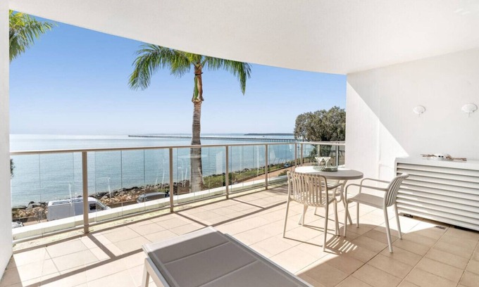 Urangan Condo | Executive Waterfront Apartment - Palms @ The Pier