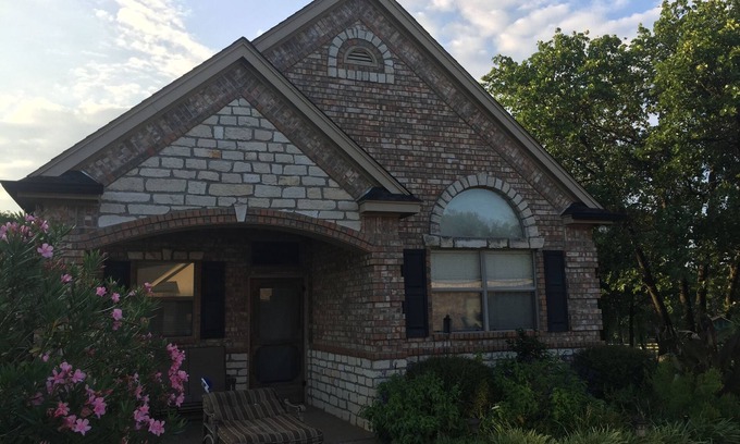 Mansfield House | Experience Country living, 1 br, pool, fishing pond