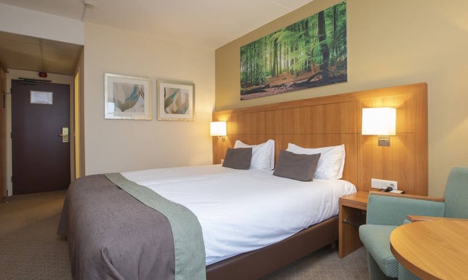 Hoevelaken Hotel | Experience Peace in Room Nestled in Nature’s Embrace Near The Mondriaan House