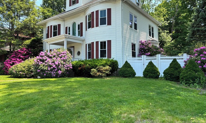 West Roxbury House | Experience the history of Boston in the most sought after neighborhood.