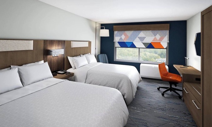 West Kissimmee House | Experience The Magic of Orlando- 2 Rooms W/Free Shuttle, 5 Pools, and Breakfast