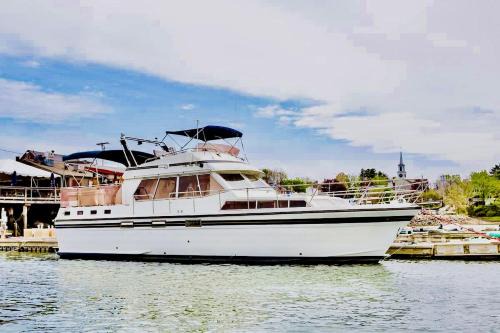 Damariscotta Boat Rental | Experience the Magic of Sleeping Your Own Private Yacht in Damariscotta, Maine