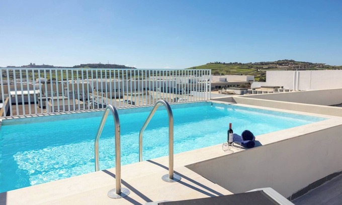 Ta' Zokkrija Apartment | 🌴 Experience true luxury at this tranquil penthouse retreat — a perfect escape for couples seeking romance 💕 or families looking to relax together in style 🐚☀️.