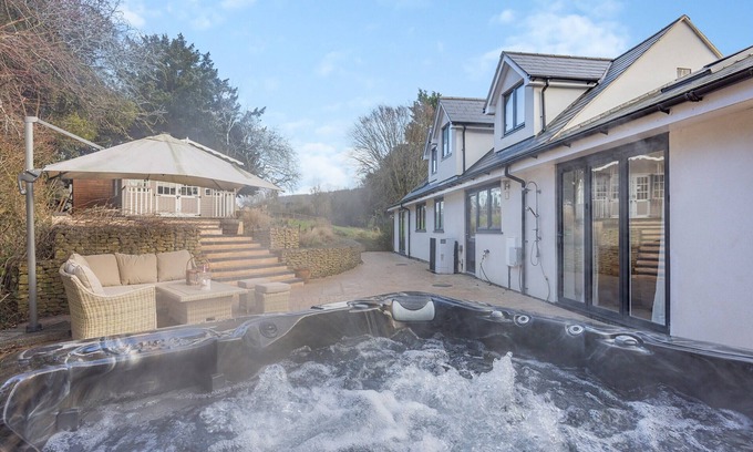 Shurdington Cottage | Explore Little Shurdington and Beyond in this Luxurious Holiday Home.