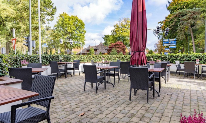 Apeldoorn Hotel | Explore Nature Trails with Free Parking and Bike Rentals Near Julianatoren