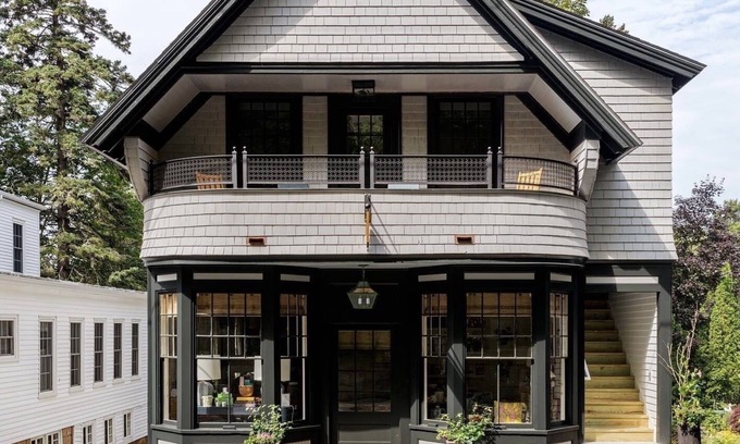 Seal Harbor Apartment | Exquisite apartment in historic antique- walk to beach!