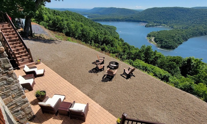 James Creek House | Exquisite home overlooking Lake Raystown Resort and minutes to the water !