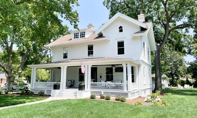 Oconomowoc House | Exquisite Newly Renovated Historic Lake Country Home - Maison La Belle