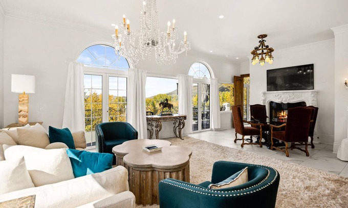 Knollwood House | Exquisite pet friendly home, 5 blks from Gondola with stunning views!