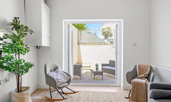 Hanham Apartment | Exquisite Scandi Gem of Bristol - Sleeps 6