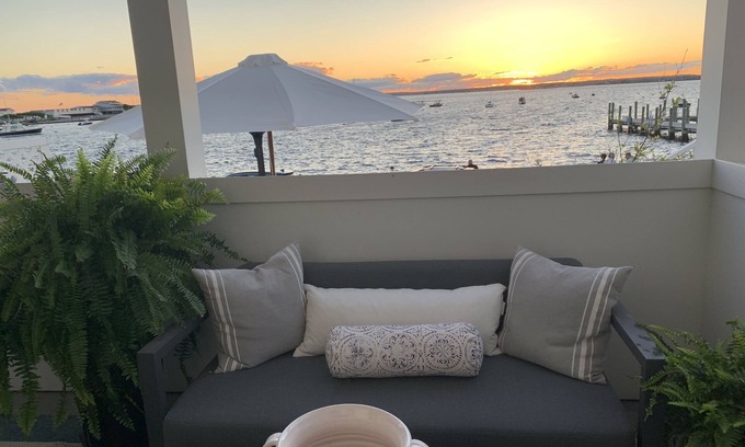 Watch Hill Historic District Condo | Exquisite yachts & sunsets, total elegance -2178718