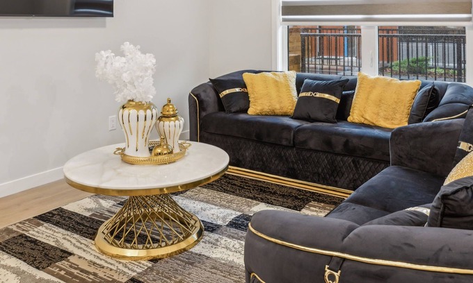 Southwest Calgary House | Exquisitely Furnished 2Bed Townhouse 5 Mins to Downtown