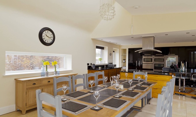 Mayfield House | Extensive 6 Bedroom Holiday Home with Stunning Views of the Mayfield Valley