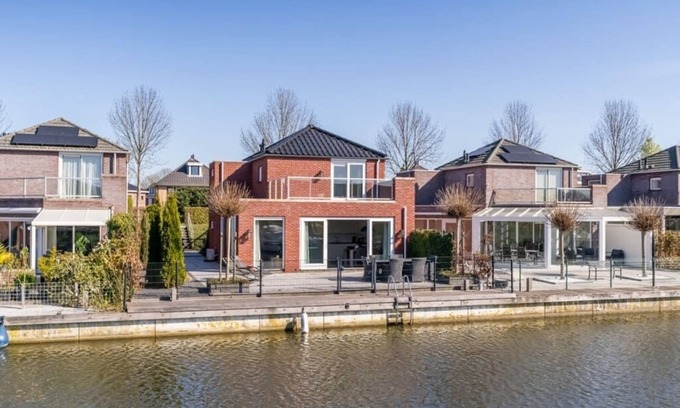 Oude-Tonge House | Extra spacious dyke house, built in 2017, with beautiful finish off and fenced terrace.