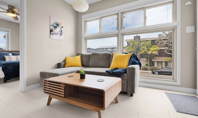 Mission Beach Apartment | F1 Racing Theme - 1 Bedroom Vacation Apartment - Top Floor with AC