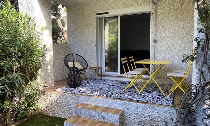 Saint-Cyr-sur-Mer Apartment | F2 totally renovated, garden level, secure parking, near beach and shops