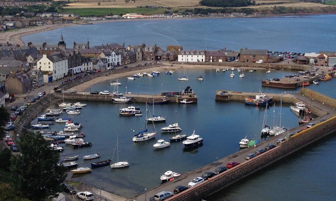 Stonehaven Apartment | FAB LOCATION - CENTRAL YET ONLY 80 M FROM SEA