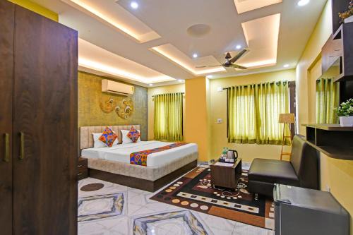 Madhyamgram Hotel | FabHotel The Crown - Near Star Mall