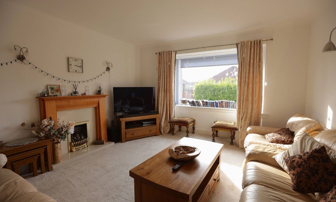 Bearsden House | Fabulous 3 bedroom Bungalow in Glasgow with Garden and Parking.