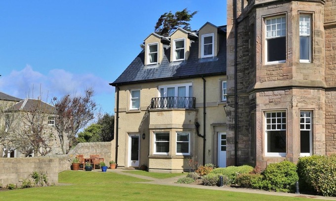 Leven Cottage | Fabulous 3 bedroomed apartment in the heart of Elie