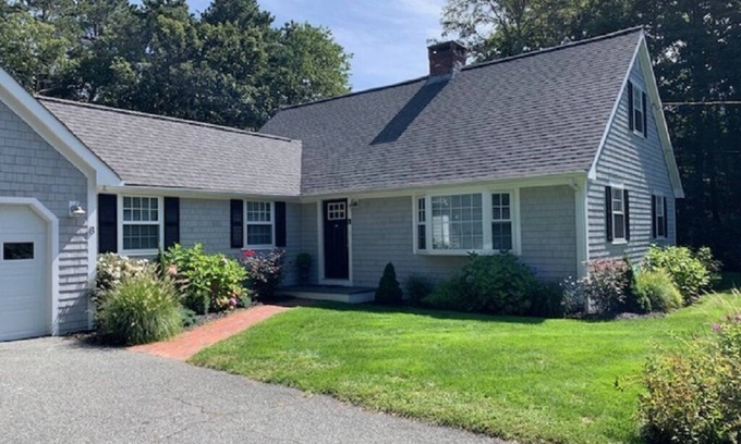 Cotuit House | Fabulous 3BR/3BA vacation house in Cotuit that sleeps 8 and only 1 mile to beach