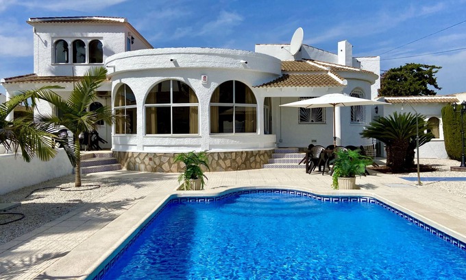 San Luis Villa | Fabulous 4 bedroom 3 bathroom large family villa with private pool