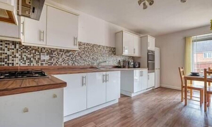 Coventry House | Fabulous 5 Bed House - Free WIFI