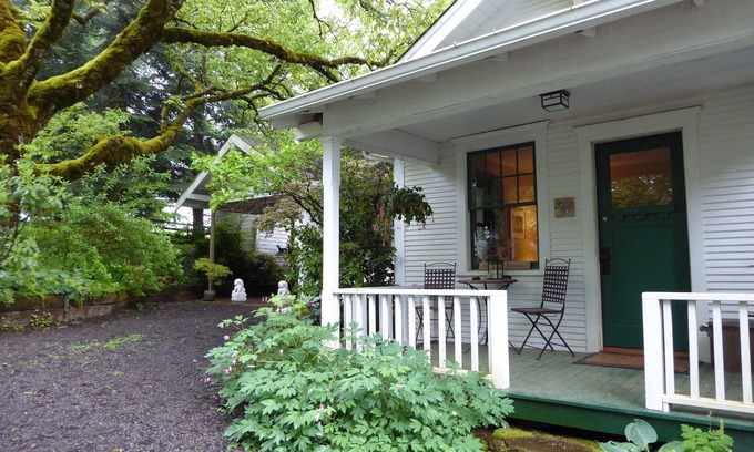 Molalla House | Fabulous Country Escape in Stylish Guest House with Private Hiking and Hot Tub.