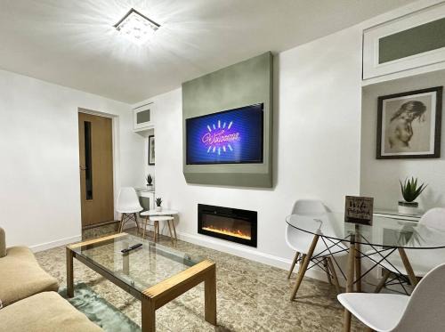 Rhondda Cynon Taff Apartment | Fabulous Fiery Flat W Body Shower - Tylorstown