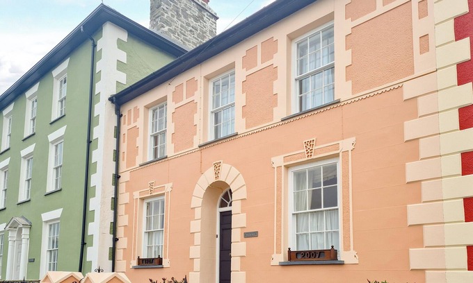 Aberaeron Cottage | Fabulous Georgian property overlooking the harbour of Aberaeron.