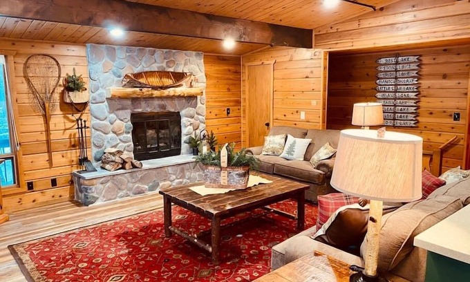 Manitowish Waters Cabin | Fabulous stay in fun Manitowish getaway (+Pontoon)