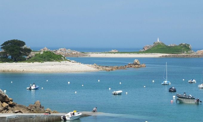 Penvenan Apartment | Facing Port Blanc beach, beautiful apartment with garden