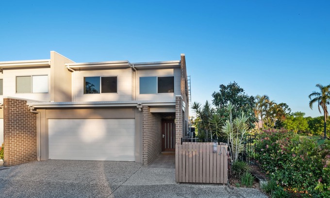 Yatala House | Fairway Village @ Windaroo Lakes Golf Club