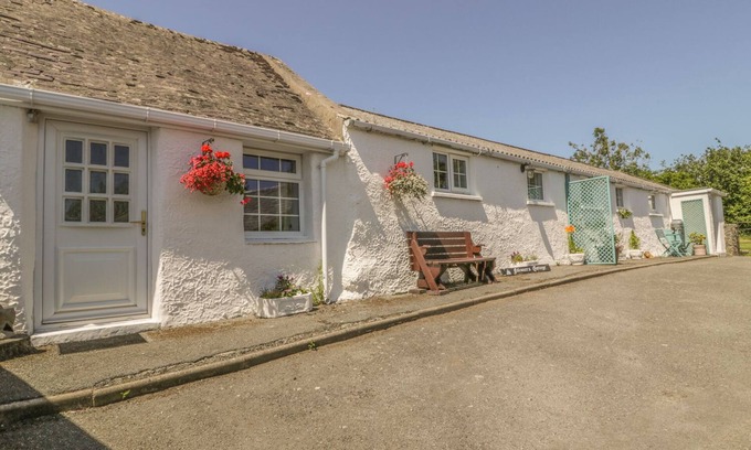 Bryngwran Cottage | FALCONERS COTTAGE, pet friendly, with a garden in Caergeiliog