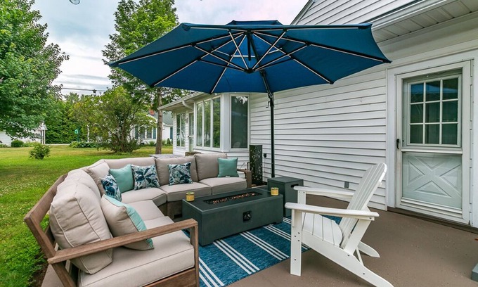 Ashtabula House | Fall Lake Getaway w/Bicycles & Walkable Neighborhood~ SPIRE/Wineries/BULA