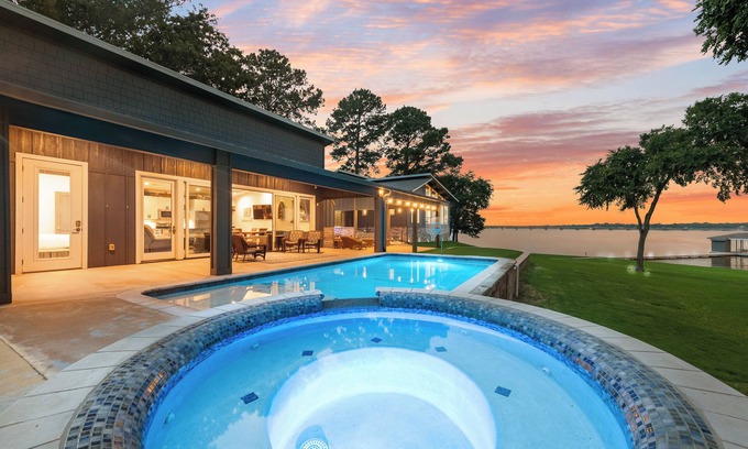 Carolyn Estates House | FALL SPECIAL Luxury2 homes on lake Pool,Golf, Poker Rm,Hot Tub,Boat,6tvfootball