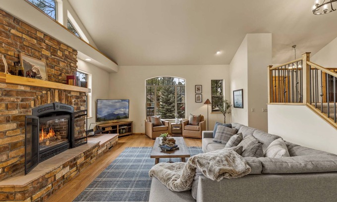 Ponderosa Trails Cabin | Fam-Friendly Cabin Retreat | Hot Tub | Game Room