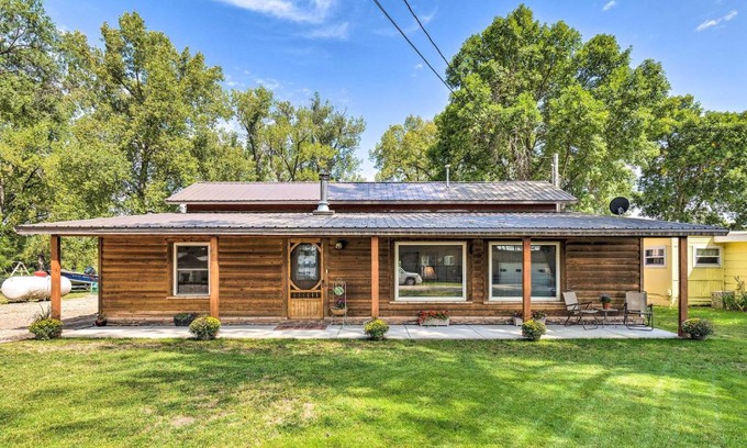 Elwood House | Family Home with Hot Tub - Walk to Johnson Lake!