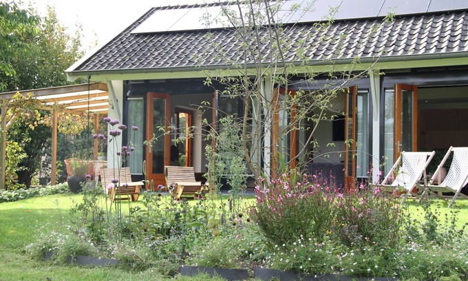 Erichem House | Familiehuis De Betuwe met Prive Tennisbaan, Open Haard en Sauna